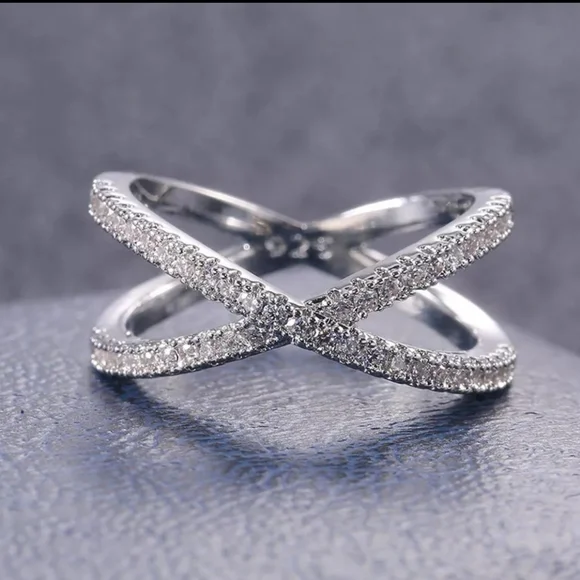 Silver Criss Cross Ring. - Picture 1 of 3